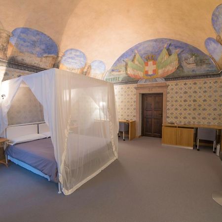 Hotel Cavour Et Des Officiers Бар Экстерьер фото