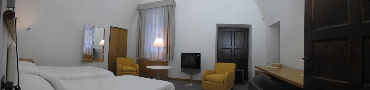 Hotel Cavour Et Des Officiers Бар Экстерьер фото