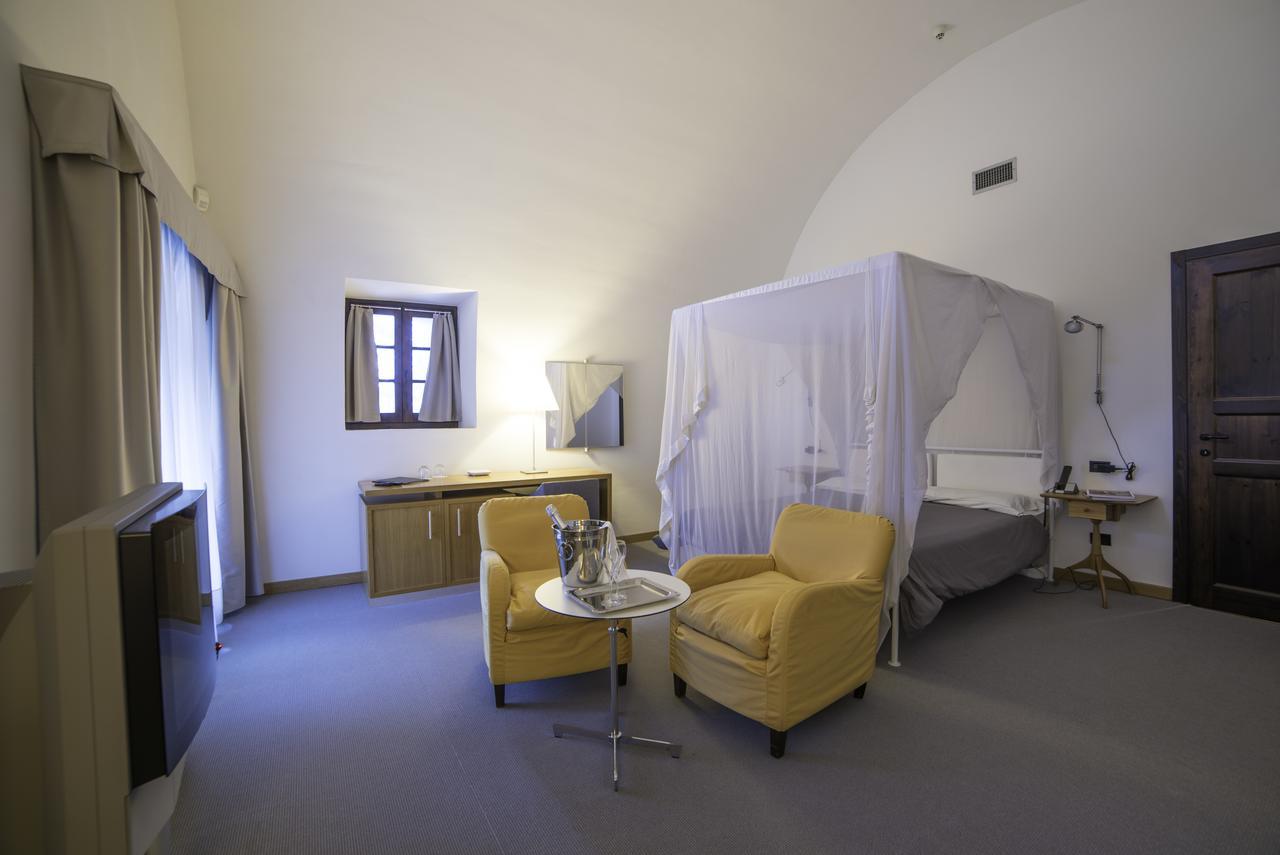 Hotel Cavour Et Des Officiers Бар Экстерьер фото