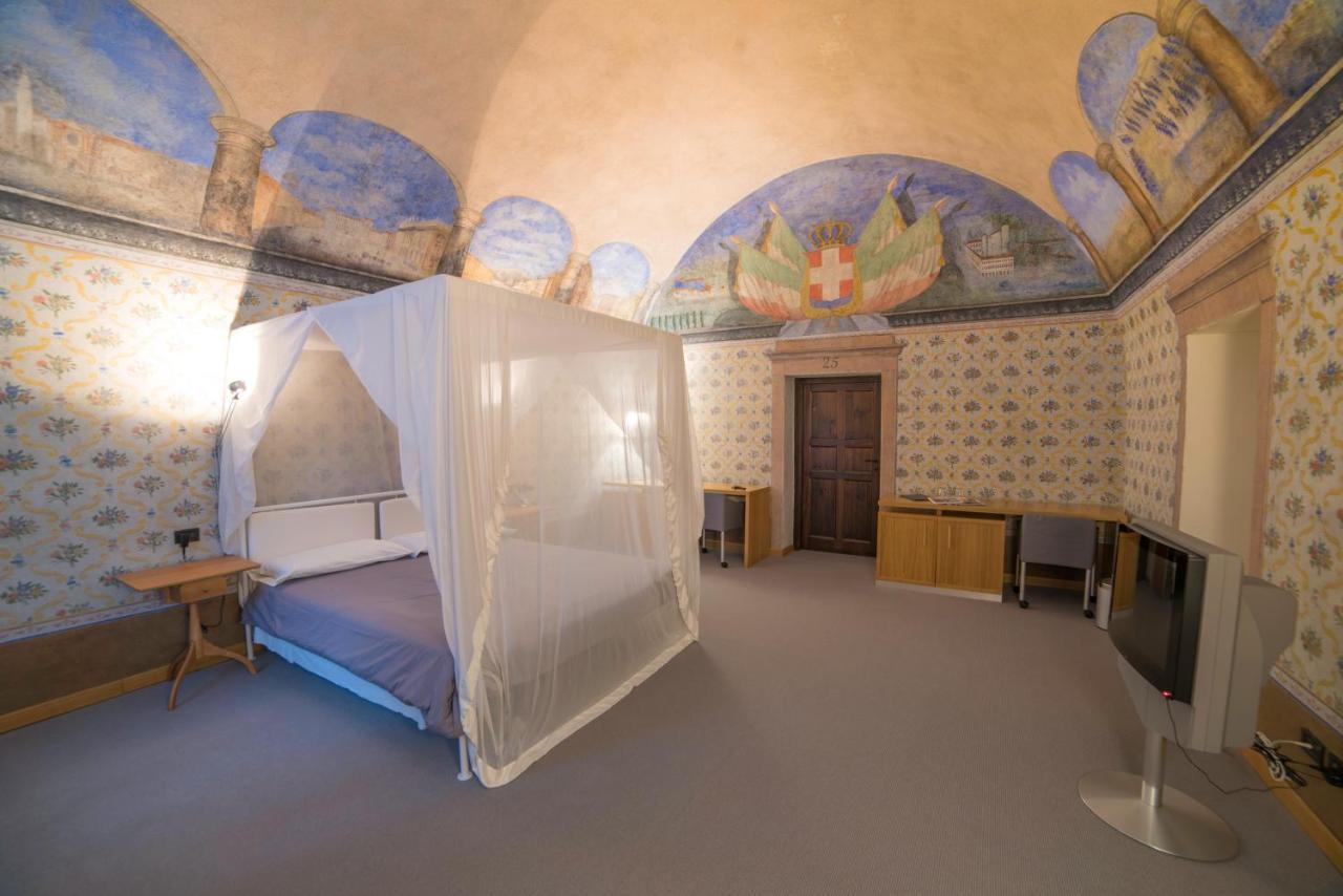 Hotel Cavour Et Des Officiers Бар Экстерьер фото